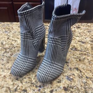 Aldo size 6 houndstooth plaid booties